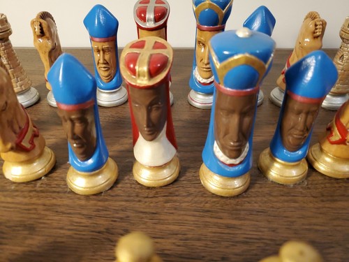 Duncan Hand Painted White / African American Vintage Ceramic Medieval Chess Set - Picture 6 of 12