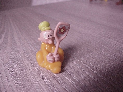 Swea Pea in orange mit Schaufel- 2 Aufkleber - Popeye und seine Freunde -EU 1991