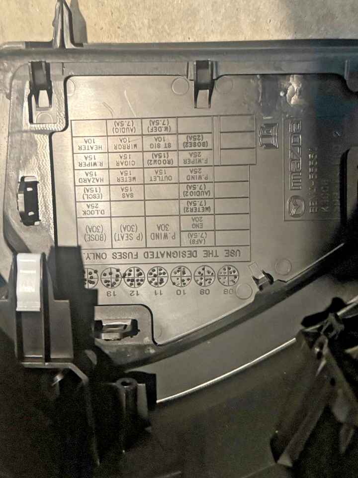 NUEVO OEM Mazda (BBW8-64-280B-02) Panel inferior Borde - Se adapta a Mazda 3 Foto 4 de 4