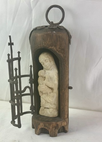 Escultura de arenisca de Nuestra Santísima Madre María