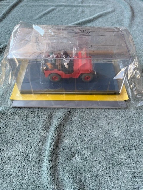 TINTIN AUTO 1/24 SCALE ,LA JEEP ROUGE,WITH BOOK, IN GOOD CONDITION