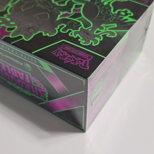 Shrouded Fable Pokemon Center Esclusivo ETB Elite Trainer Box - Sigillato - Foto 12 di 15