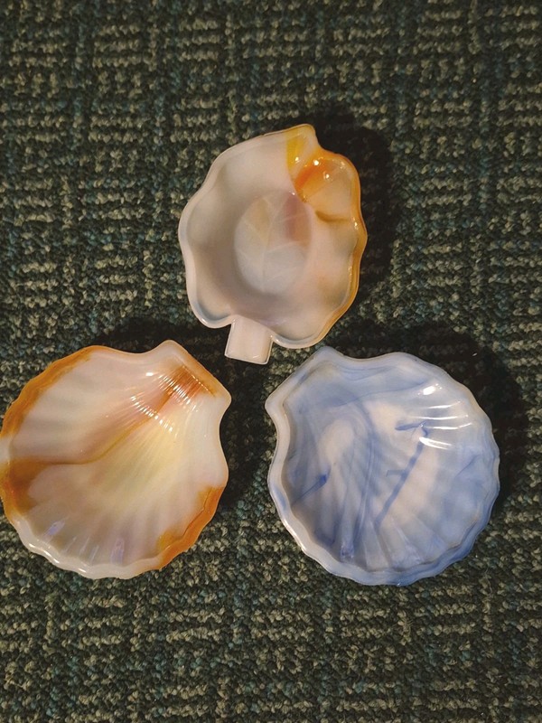 Set of 3 Vintage Akro Agate Trinket Dishes. 2 Shells 1 Leaf Shaped Slag Glass