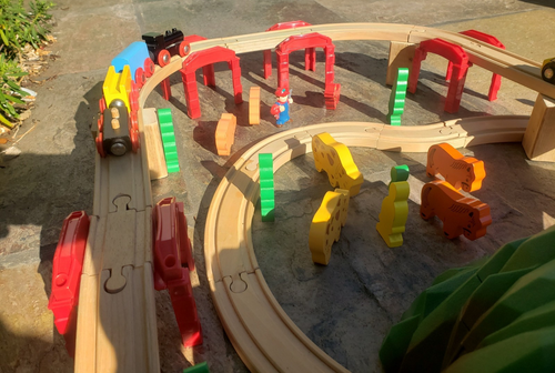 Juego de tren de madera Little Tree Mountain 2004 de colección 107 piezas vagones con motor Brio + - Imagen 6 de 24