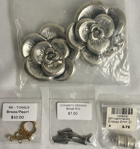 Set - 4 NEUE Modeschmuck Herstellung Zubehör Metall Charms Perle Knebel Endkappen - Bild 1 von 9