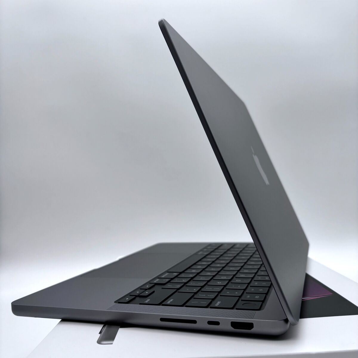 NEW OPEN BOX - MACBOOK PRO 14 INCH M1 PRO - 8TB SSD - 16GB NEW OPEN BOX - MACBOOK PRO 14 INCH M1 PRO - 8TB SSD - 16GB