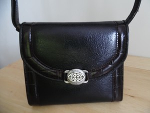 Brighton-Black-Pebbled-Leather-Brown-Trim-Wallet-w-Crossbody-Strap-Excellent