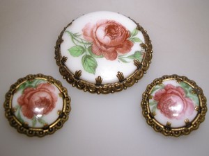LOVELY-VINTAGE-1950-039-S-ERA-WESTERN-GERMANY-PAINTED-PORCELAIN-PIN-amp-EARRINGS-SET