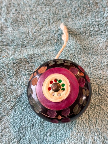 60er Jahre Holz handgeschnitzt Yo Yo. Grün rot & braun Blatt Blumenmotiv Vintage Nepal