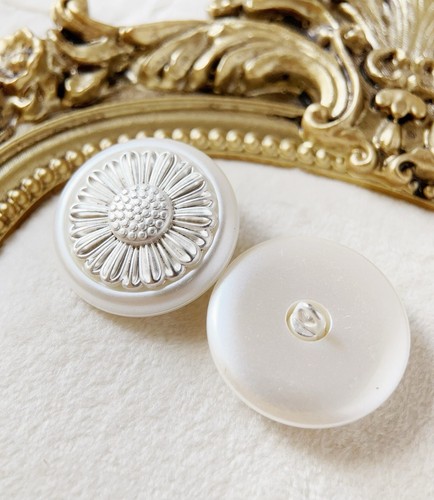 5pcs 23mm Resin plastic pearly white daisy flower round clothing shank button - Picture 4 of 4