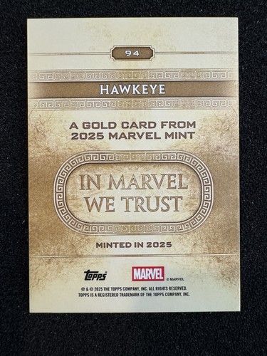 2025 Topps Marvel Mint #94 HAWKEYE Goldbarren - Bild 2 von 2