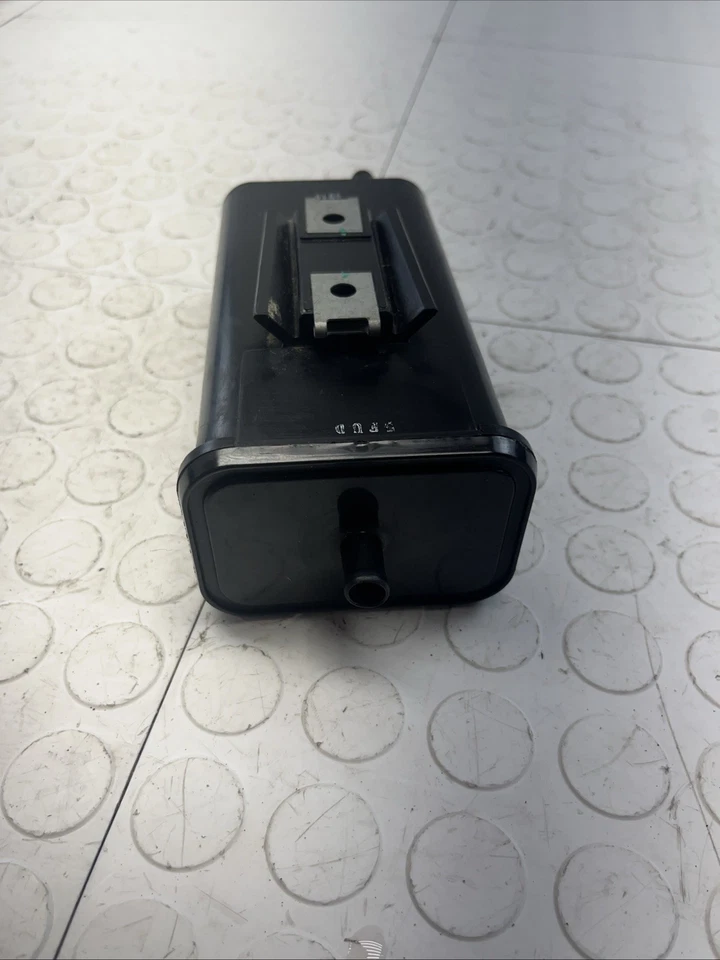 Triumph Daytona 675R 675 2013 bote de evaporación captura de emisiones lata de carbono OEM Foto 4 de 4