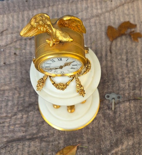 Reloj Templo Antiguo Francés Bronce Dorado Mármol 11" con Acabado de Águila COMO ESTÁ - Imagen 11 de 19