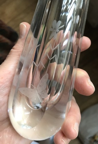 Orrefors Glass 5” Tall Vase Violets/Butterfly Etched Signed NEW! Retired Sweden. - Picture 6 of 9