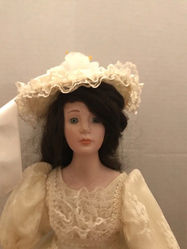 Muñeca de porcelana Heritage Mint Ltd de 15" con vestido de satén amarillo y soporte de exhibición - Imagen 2 de 11