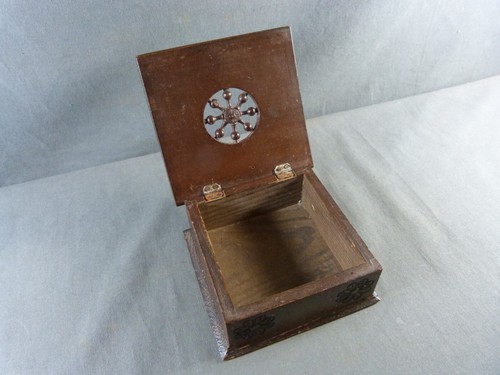Bretonische Schmuckschatulle oder Schmucktablett aus geschnitztem Holz mit Rosetten, Anfang 20. Jh. - Bild 4 von 8