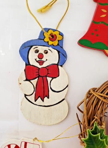 10 Wooden Hand Painted Christmas Ornaments Wreath Wood Holiday Vintage - Picture 16 of 24