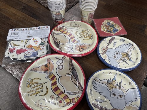 Harry potter party suply plates 8 5/8 &6 3/4 cups 9 oz nspkings & banner for 16 - Picture 2 of 5