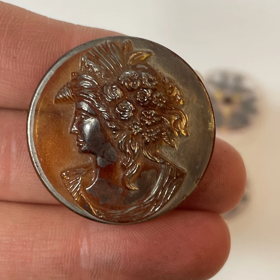 Antique Large Glass Button Lot Is 5 Buttons Cameo Birds Cameos - Image 4 of 4