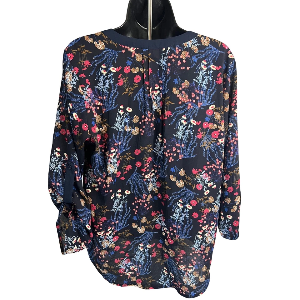 Top túnica para mujer Collective Concepts azul marino estampado floral cuello en V talla M Foto 2 de 4