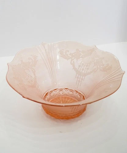1930s Vintage Pink Depression Glass Fruit Bowl with Lace Etching Design