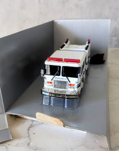 Corgi 54703 E-One Side Mount Newark Fire Dept 1/50 Boxed - Picture 4 of 15