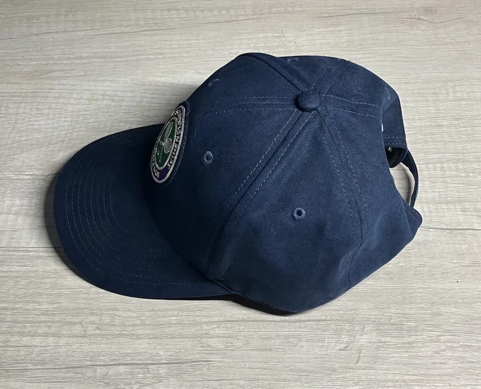 Sombrero Wimbledon The Championships Azul Gamuza Correa Ajustable Talla Única Foto 3 de 4
