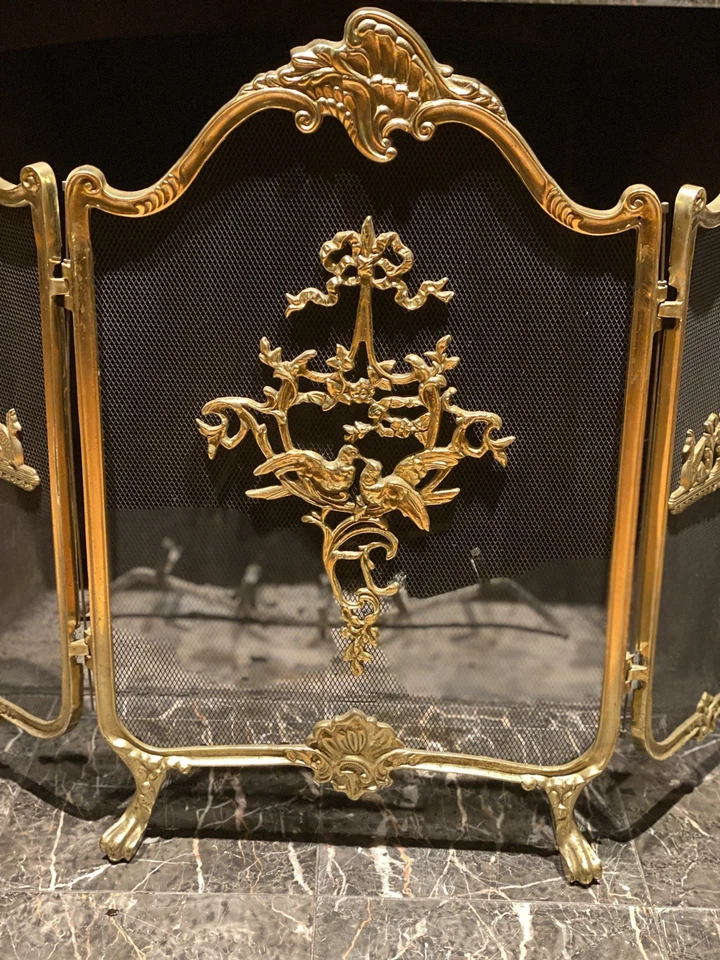 Antigua pantalla de chimenea provincial francesa estilo Luis XVI ornamentada de latón Foto 3 de 4