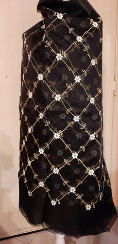 Organza nera ricamata con fiori bianchi - Foto 2 di 12