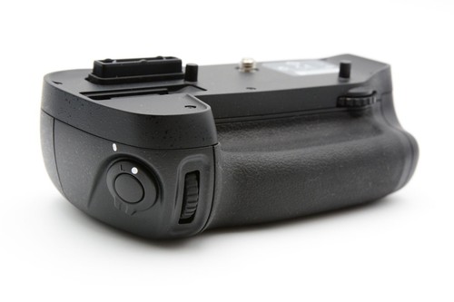 Nikon MB-D15 Multi-Power Battery Pack for Nikon D7100 D7200 USED Mint Condition - Picture 3 of 9