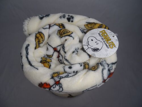 Peanuts Snoopy Cozy Pet Blanket 30in x 40in (76.2cm x 101.6cm) - Picture 3 of 4