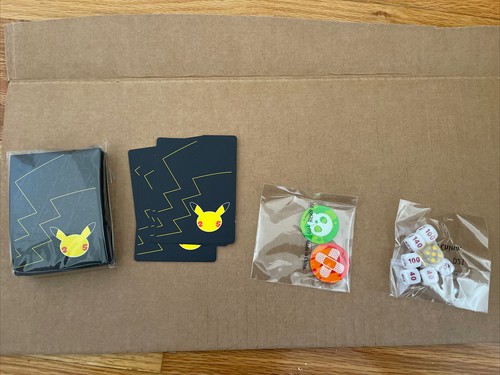 Pokemon Celebrations 25th ETB Inhalt: Sleeves, Würfel, Marker & Teiler - Bild 1 von 2