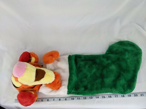 Juguete de peluche de 22 pulgadas con medias de Navidad Tigger de Disney - Imagen 7 de 7