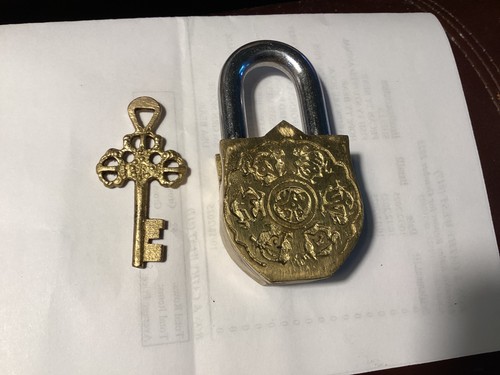 Candado de latón indio vintage tallado a mano de metal con llave hecho a mano cerradura hindú - Imagen 3 de 4