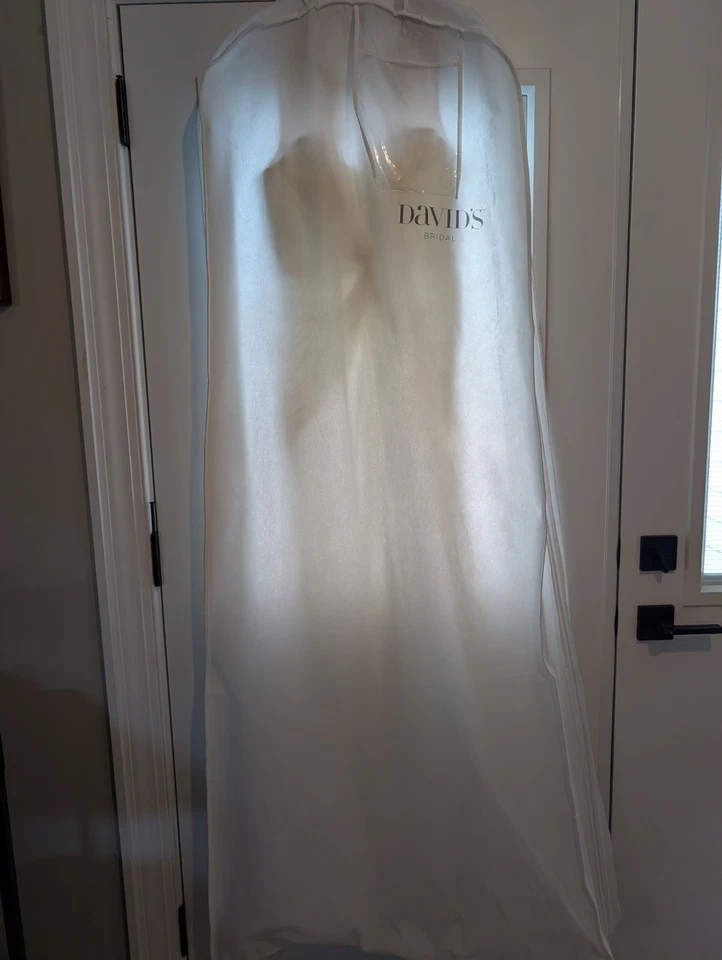 Vestido de Noiva David’s Bridal Jeweled Halter Maxi Branco Tamanho 14 - Imagem 3 de 4