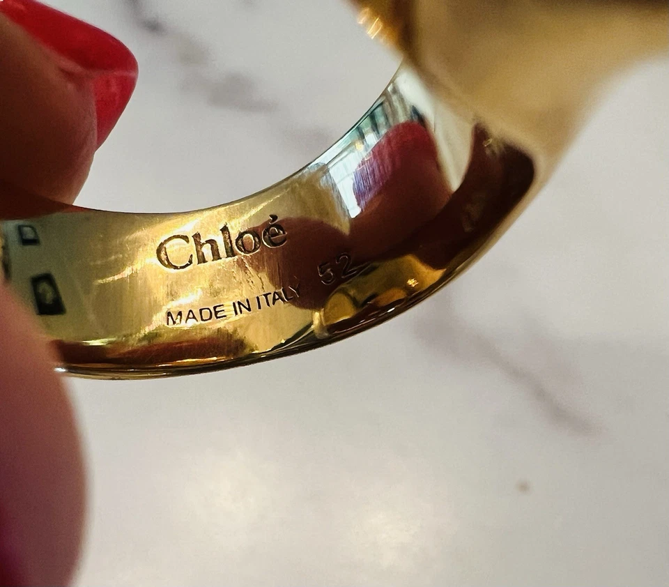 Anillo de cóctel Chloe chapado en oro con perlas Foto 4 de 4