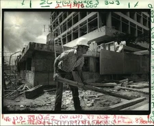 1986 Press Photo BOH Brothers foreman, Earl Buras, moves lumber at K & B Plaza