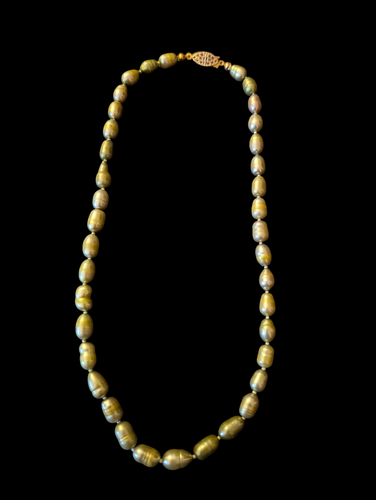 Gancio pesce vintage annodato a mano verde naturale 11 mm perla oro motivo aperto 18,5" - Foto 2 di 7