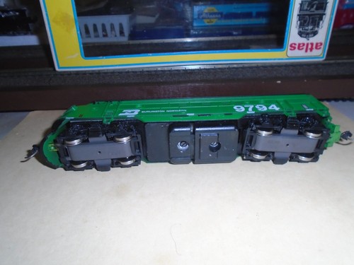 ATLAS #7049 EMD FP7 DIESEL LOCOMOTIVE - BURLINGTON NORTHERN #9794 HO - Picture 6 of 6