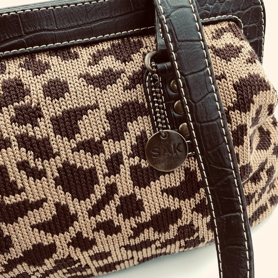 Bolso Cartera The Sak Alfombra Cuero Estampado Leopardo Doble Asa Cuero Bordado Foto 2 de 4