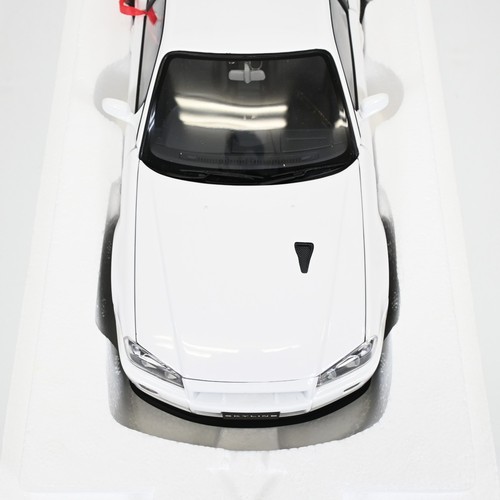 AUTOart Millennium 1/18 Nissan Skyline GT-R R34 V-Spec II White Diecast Car - Picture 10 of 16