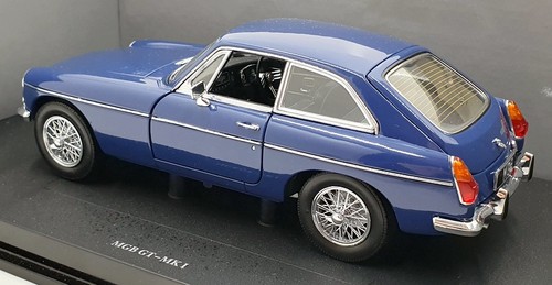 Revell 1/18 Scale Diecast 28508 - MGB GT - Blue - Picture 2 of 5