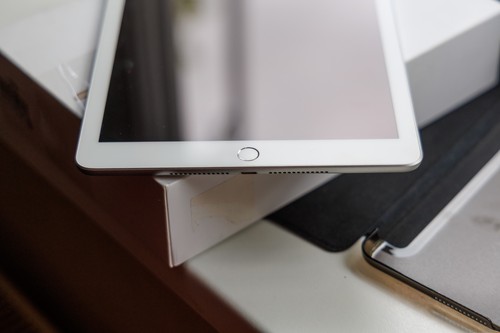 Apple iPad 6. Gen. 128GB, WLAN, 24,64 cm, (9,7 Zoll) - Silber - Coverhülle - Bild 3 von 9