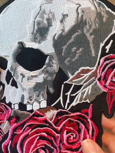 Blutende Rosen Totenkopf Aufnäher 11"| Realistischer Halbschädel Skelett bestickt Bügelbild - Video 1 von 1