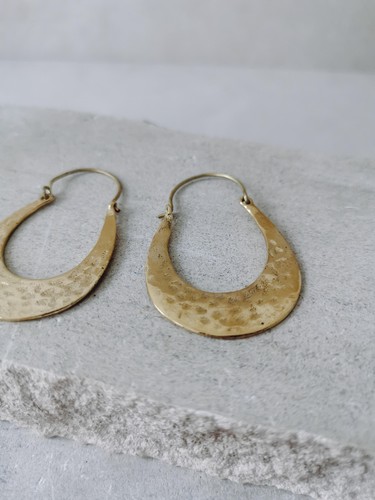 Ovale Creolen aus Messing, gehämmerte ovale goldene Ohrringe, flache Creolen - Picture 4 of 8
