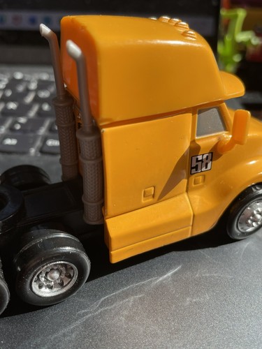 Semirremolque Disney Pixar Cars Diecast #58 Octane Gain Hauler - Imagen 6 de 6