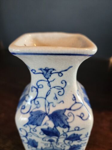 Chinese Blue White Floral Crackled Vase Pottery 8" Cottage Core Vines - Picture 6 of 17