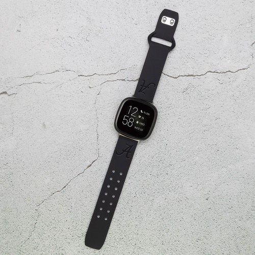 Cinturino orologio in silicone inciso cremisi Alabama per FitBit Versa e Sense - Foto 6 di 10