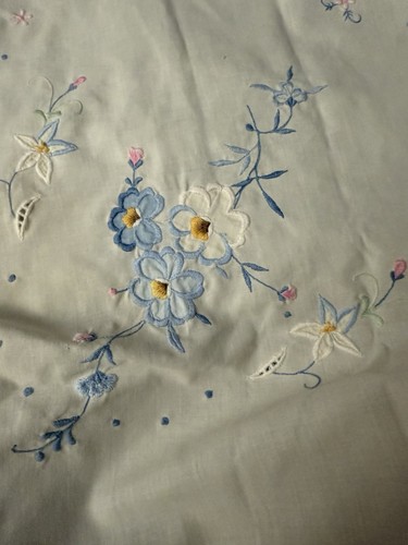 Vintage bestickte Tischdecke gewellte Kanten blau rosa & weiß Blumen 68"x48" - Bild 1 von 4
