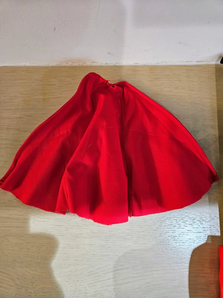 Capa roja escala 1:12, tela suave con alambre, para Superman, Bruja Escarlata, etc. Foto 2 de 4